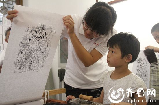 山東師范大學(xué)學(xué)習(xí)宣講團(tuán)成員給同學(xué)們展示年畫