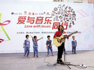 小學生們和歌手一起演唱《小蘋果》。佛山日報記者吳莉攝.jpg 小學生們和歌手一起演唱《小蘋果》。佛山日報記者吳莉攝.jpg
