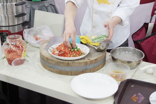 美食課堂:蘇泊爾電蒸鍋烹飪剁椒魚頭