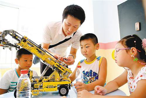 8月16日,大渡口區新山村街道新一社區,一群少年兒童在社區的“暑假課堂”學習制作玩具車。記者