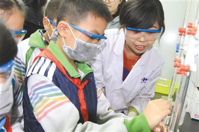 朝陽區第二實驗小學的學生在家樂福參與食品安全監測,體驗化驗員的工作。資料圖片