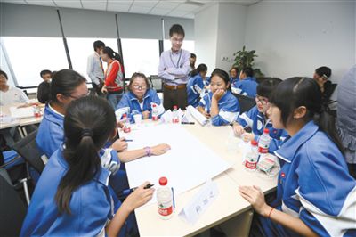北京119中學的學生走入企業,與導師面對面交流專業選擇與職業規劃的問題。資料圖片