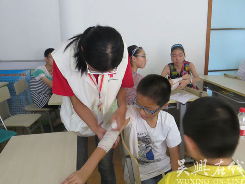 月河:湖東社區(qū)開展暑期少兒救生知識課堂