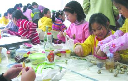 在“揚長學院”學做剁椒鳳爪 一小學開設廚藝課