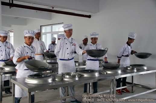 另外,在學習過程中,同學們會相互幫助,在舉鍋過后,他們會互相幫助對方去活動手。今天在教室里,我看到了老師的悉心和同學之間的相互關心,相信在新東方他們會收獲成功!