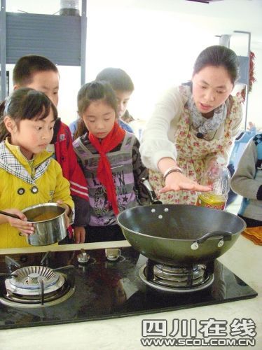 教室里炒菜?噓……孩子們在上課(圖),節課 廚藝