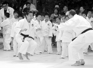 昨天,奧運冠軍楊秀麗和搭檔一起,為小朋友們做演示