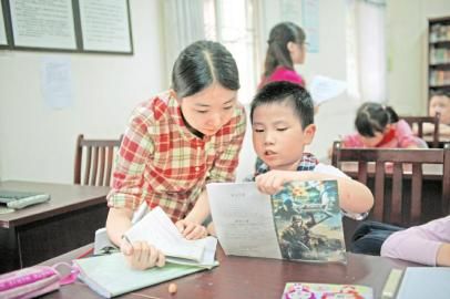 小暢今年7歲,跟隨做生意的父母從云南來成都生活,就讀于成都市西一路小學。由于生意繁忙,父母并不能及時照料放學后的她,所以每天下午4點半就放學的小暢就成了“社區留守兒童”。