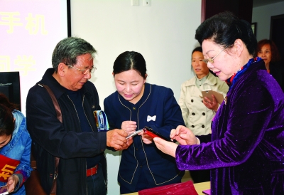 黃山移動青年志愿者走進老年大學(xué)