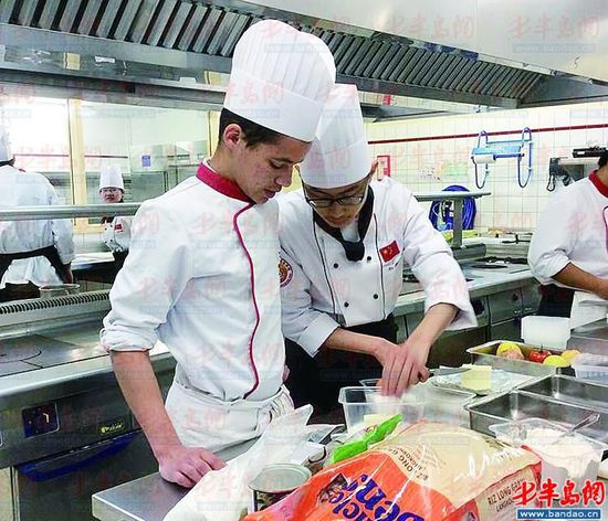 法國研修展示中國菜。