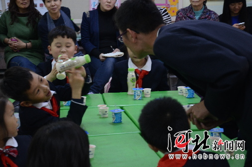 “家長進課堂” 給學生上一堂有趣的課外知識課