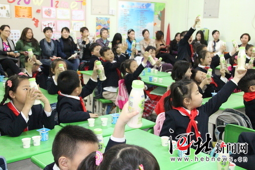 “家長進課堂” 給學生上一堂有趣的課外知識課