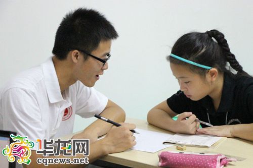 志愿者給小朋友出益智題目