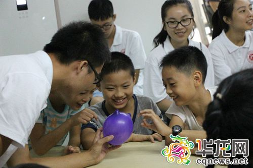 孩子們近距離觀察氣球變化