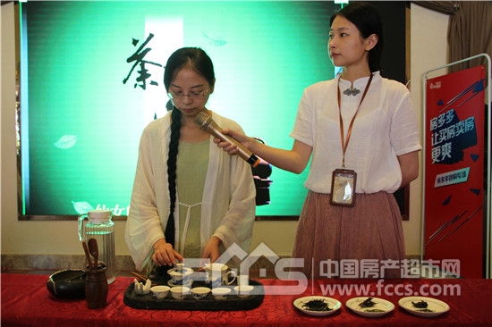 老師現(xiàn)場講解 佳源·優(yōu)優(yōu)花園暑期課堂之少兒茶道美學(xué)歡樂開課