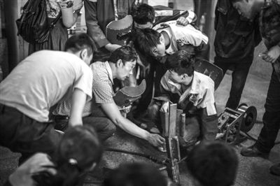 焊接班課上,從江蘇南通前來招工的公司人員與學生交流。藍翔一個焊接班的學員不到50人,企業的招工人員表示,合格的電焊工“有多少要多少”。