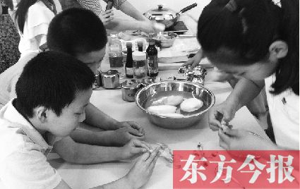 美食課堂上,小學(xué)生正專(zhuān)注地剝蒜