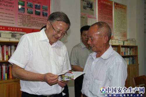 歐陽斌副主席在安全書屋閱讀安全常識讀本