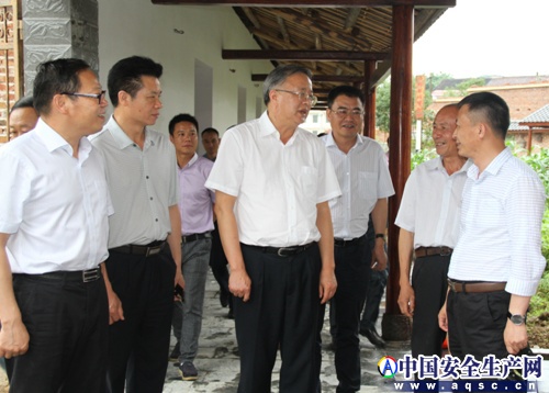 黃雄向歐陽斌副主席介紹行業媒體在農村安全文化宣傳中的引導作用_
