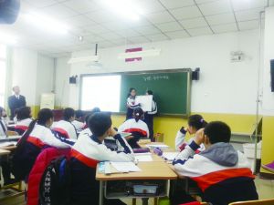 五十六中“翻轉課堂”上學生展示解題思路。