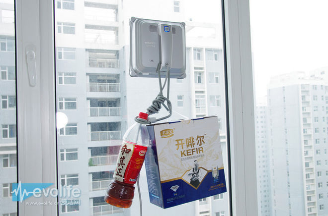 高層擦窗大PK,科沃斯機(jī)器人完勝家政工
