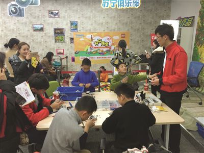 小朋友們在組裝陀螺發射器。