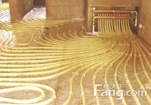 小編為你解答：地暖安裝價(jià)格，地暖每平安裝價(jià)格 地暖是現(xiàn)代生活中，非常常見(jiàn)的一種家庭的采暖方式，能夠有效的提供暖氣，讓房屋變得暖和，給家庭生活增添了色彩，最近很多新裝修的朋友都想知道地暖安裝價(jià)格，地暖每平安裝價(jià)格，所以今天我們就讓為大家詳細(xì)的介紹：地暖安裝價(jià)格，地暖每平安裝價(jià)格。 地暖每平安裝價(jià)格，是新安裝住戶們極度關(guān)注的一個(gè)話題，也是現(xiàn)代市場(chǎng)上，人們最為熱議的一個(gè)話題，我們了解到：地暖的安裝不同于其他的采暖裝置，它是一種隱藏安裝在地板下面的采暖系統(tǒng)，對(duì)安裝人員的安裝技術(shù)要求較高，不過(guò)正是因?yàn)檫@種安裝方式，才使得其采暖非常舒適。不過(guò)相較于地暖的安裝和效果，大多數(shù)用戶更關(guān)心的是地暖價(jià)格,我們來(lái)詳細(xì)的了解下吧。 電地暖安裝價(jià)格 1、與水暖相比的價(jià)格 　　而電地暖的其他部門(mén)就是溫控器，攤下來(lái)不會(huì)有太大的出入，幾乎相稱。所以地暖價(jià)格比較一定要比較總的報(bào)價(jià)，而不是單位報(bào)價(jià)，在比較時(shí)可以先了解一下電地暖，水地暖的各自的系統(tǒng)構(gòu)成。當(dāng)然，最后的總的報(bào)價(jià)電地暖可能和水地暖差未幾，但是電地暖的后期支出要遠(yuǎn)遠(yuǎn)小于水地暖。 2、地暖每平米價(jià)格。 目前一般每平米的鋪設(shè)設(shè)功率在100-110瓦，衛(wèi)生間的功率一般在120瓦左右。還有一個(gè)是溫控器，統(tǒng)一個(gè)牌子，型號(hào)，不同的經(jīng)銷(xiāo)商也有可能價(jià)格相差良多。所以電地暖安裝價(jià)格的比較主要看發(fā)燒材料、每平米鋪設(shè)功率和溫控器這三點(diǎn)，輔材只要是地暖專用的都差未幾。 3、地暖整套系統(tǒng)價(jià)格。 作為一整套系統(tǒng)，地暖不僅僅只是一套采暖設(shè)備，它還包括系統(tǒng)價(jià)格、設(shè)計(jì)、安裝、維護(hù)和售后服務(wù)。從電地暖安裝價(jià)格和水地暖安裝價(jià)格來(lái)看，地暖每平米安裝價(jià)格相差不大，一套100㎡的屋子地暖價(jià)格差未幾在2萬(wàn)元左右，您可以根據(jù)自己喜歡的品牌選擇不同地暖系統(tǒng)套餐，也可以根據(jù)自己的需要提出個(gè)性化定制方案，輕松實(shí)現(xiàn)高性價(jià)比地暖系統(tǒng)選購(gòu)，享受恬靜、健康、時(shí)尚的地暖糊口! 地暖的優(yōu)勢(shì) 1、舒適健康 地暖是目前為止最具舒適性的一種采暖方式,室內(nèi)地表溫度均勻,室溫由下而上逐漸遞減,給人腳暖頭涼的舒適感,符合我國(guó)傳統(tǒng)醫(yī)學(xué)“溫足涼頂”的健身理論;另外,由于地暖采暖熱空氣自然上升,沒(méi)有空氣攪動(dòng),不易造成污濁空氣對(duì)流,室內(nèi)空氣潔凈,衛(wèi)生清潔。 2、節(jié)省運(yùn)行費(fèi)用 地暖較對(duì)流供暖方式熱效率高,熱量集中在人體受益的高度內(nèi);傳送過(guò)程中熱量損失小,較其它供暖設(shè)備節(jié)能約20%,也就節(jié)省運(yùn)行費(fèi)用20%。低溫地面輻射供暖可實(shí)行分戶分室控制,用3、熱穩(wěn)定性好 地暖的地面層及混凝土層有強(qiáng)大的蓄熱能力,在間隙供暖的條件下,室內(nèi)溫度變化緩慢,感覺(jué)很自然,不會(huì)出現(xiàn)因升溫過(guò)快而有的不舒適感。 以上就是對(duì)地暖安裝價(jià)格，地暖每平安裝價(jià)格的相關(guān)介紹，希望能夠給你帶來(lái)幫助，地暖使用價(jià)格低，節(jié)省空間，有效使用年成長(zhǎng)，因此得到了廣大用戶的喜愛(ài)。 