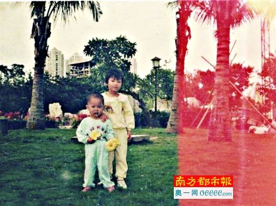 女兒和小兒子小時的合影。20年前姐弟倆被拐賣,昨天兒子找回了,女兒仍下落不明。 女兒和小兒子小時的合影。20年前姐弟倆被拐賣,昨天兒子找回了,女兒仍下落不明。