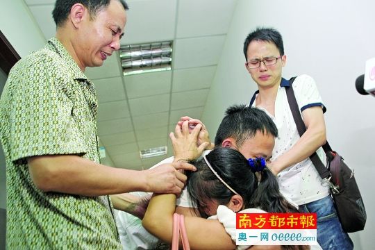 昨日,在深圳鹽田區海山派出所,萬雙健(右二)緊緊地擁抱著哭癱了的母親,一家人喜極而泣。南都記者 趙炎雄 攝 昨日,在深圳鹽田區海山派出所,萬雙健(右二)緊緊地擁抱著哭癱了的母親,一家人喜極而泣。南都記者 趙炎雄 攝
