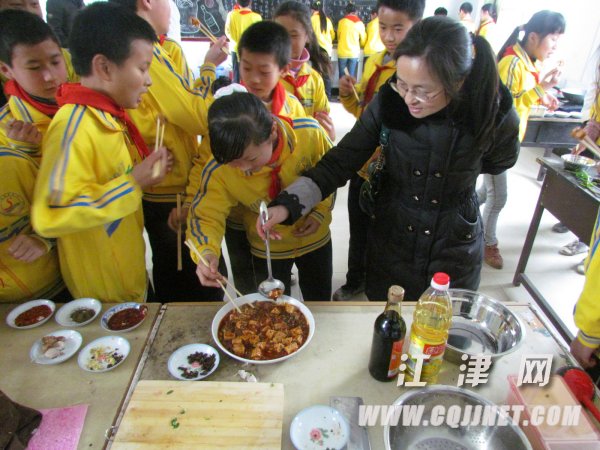 一年級起學(xué)烹飪 12道家常菜做法成為圣泉小學(xué)必修課