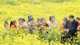 4月8日，垣曲縣王茅示范小學的孩子們來到田間，聽老師講解農作物的生長。春暖花開，該縣農村中小學將課堂搬到田間，使課本教學與社會實踐相結合，延伸了素質教育。走出校園，既擁抱了春天，又讓學生學到了課外知識，開闊了視野。