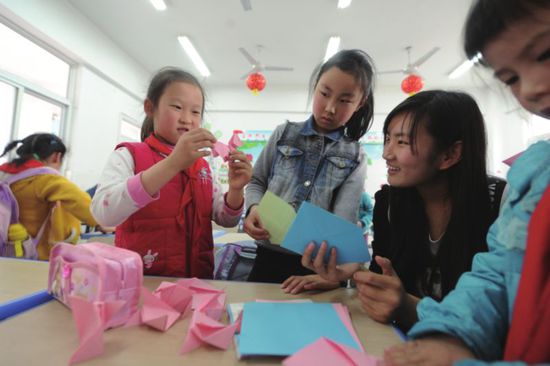 近日，為解決雙職工家庭無法按時接孩子的問題，合肥市望湖小學聯合包河區望湖街道沁心湖社區開辦“四點半”課堂。由專業社工團體和合肥師范大學學生組成的志愿者在每天放學后，為無法即刻回家的孩子提供無償課業輔導和多個興趣小組。
