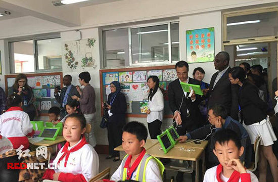 (各國教育官員到青島市實驗小學視考察云課堂應用情況)