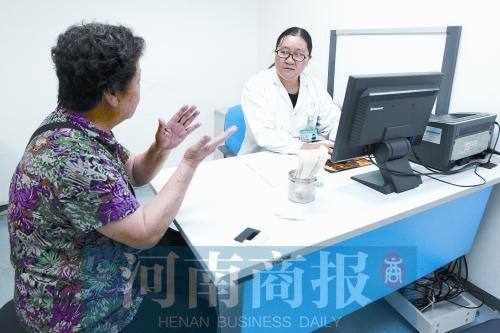 鄭州7旬老人癡迷撿垃圾 家里堆滿了也不賣