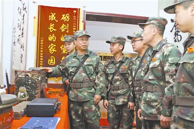 6月4日,第二炮兵某團榮譽室內,一張張老照片、一段段視頻影像、一件件實物展品,把官兵帶回熱火朝天的創業歲月,將該團“新一代革命軍人樣子”大討論推向高潮。