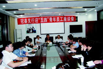 近日,農(nóng)行聊城東昌府支行攜手聊城大學政管學院,探索實施了“微課堂”+“校園先鋒”的全新金融知識宣講模式。該模式主要為農(nóng)行定期開設“微課堂”,對大學生志愿者組成的“校園先鋒”進行金融知識培訓,“校園先鋒”再將學到的知識傳遞給身邊的同學,通過“以點帶面”的形式,推動金融知識普及工作的擴面提質(zhì)。