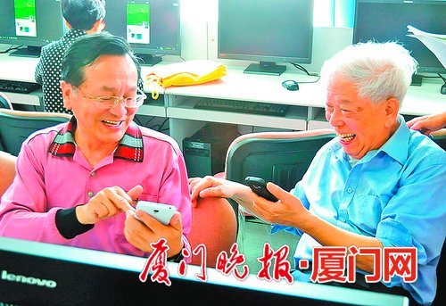 加上好友了,他倆好開(kāi)心。左為1班班長(zhǎng)黃正烊和“老大哥”沈維東。