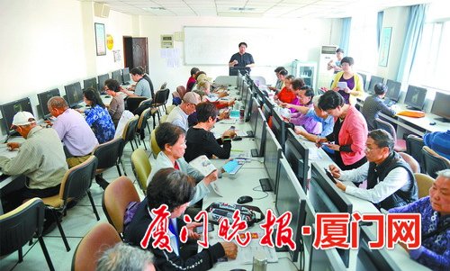 廈門老年大學(xué)電腦教室里,老人們對(duì)著電腦上的手機(jī)操作認(rèn)真學(xué)。