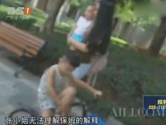 氣憤!監拍保姆粗魯虐嬰:甩孩子如甩衣服