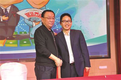 影視演員侯耀華代言娛樂養老生活館。劉瀏