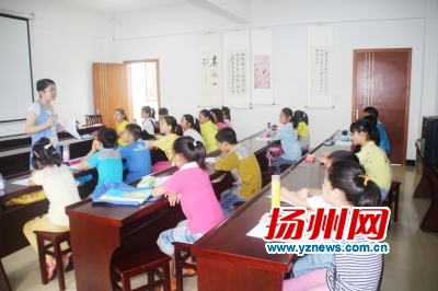 蘇文在給留守兒童上課。陸康潔攝 蘇文在給留守兒童上課。陸康潔攝