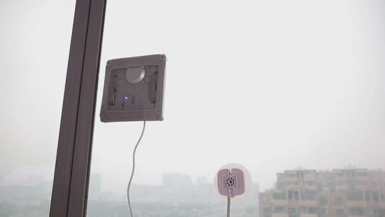 高樓擦窗缺條安全帶 擦窗機器人更省心