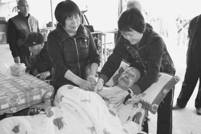 仙游農村80歲的失能老人林新長，10年來一直靠他人照料。