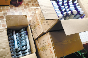 騙子上門免費(fèi)洗油煙機(jī) 女子花14000多元買了10箱清潔劑