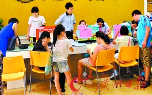 臨近暑假,培訓(xùn)機(jī)構(gòu)報(bào)名咨詢?nèi)藬?shù)眾多。
