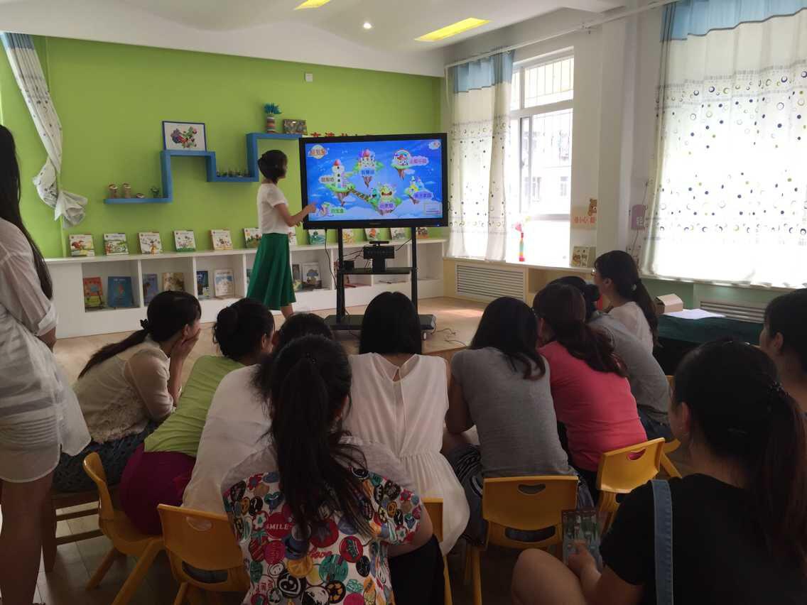 圖2創(chuàng)顯科教培訓師與幼兒園老師交流