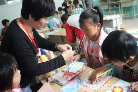 邢臺南宮市青年志愿者走進大村小學開展七彩課堂活動