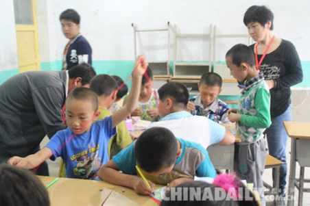 邢臺南宮市青年志愿者走進大村小學開展七彩課堂活動