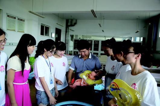 90后小伙要當專業"奶爸" 將"看孩子"做成事業