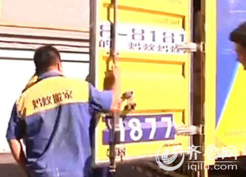 在濟南市興濟河附近,有一家酒水公司的辦事處就從網上找了一家螞蟻搬家公司。(視頻截圖)